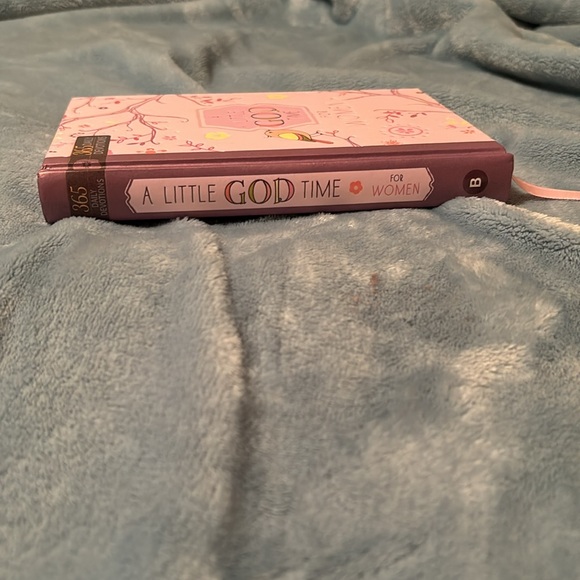 365 Daily Devotions for Women - Picture 4 of 4